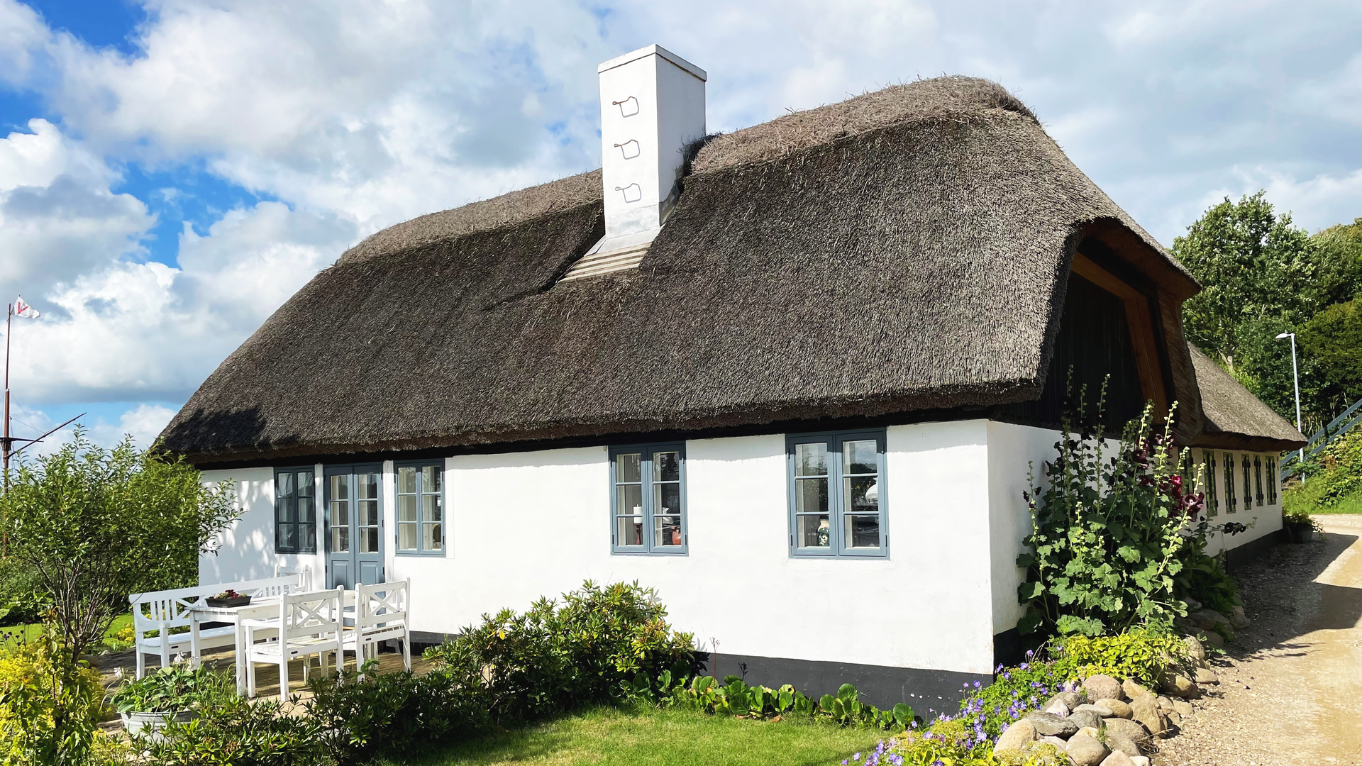 Hus med kalkmalet facade