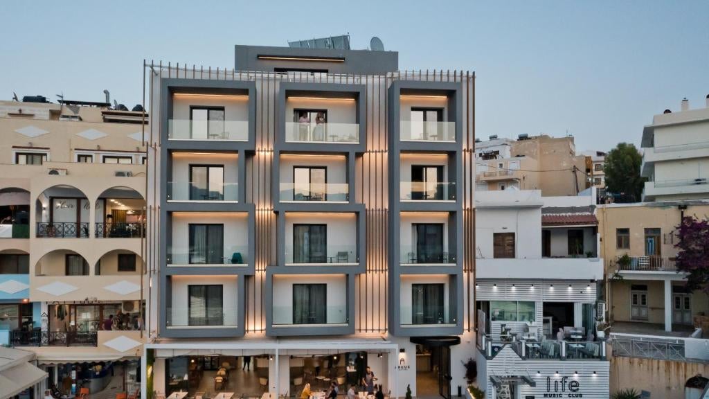 Arcus1_Modern hotel facade with outdoor seating