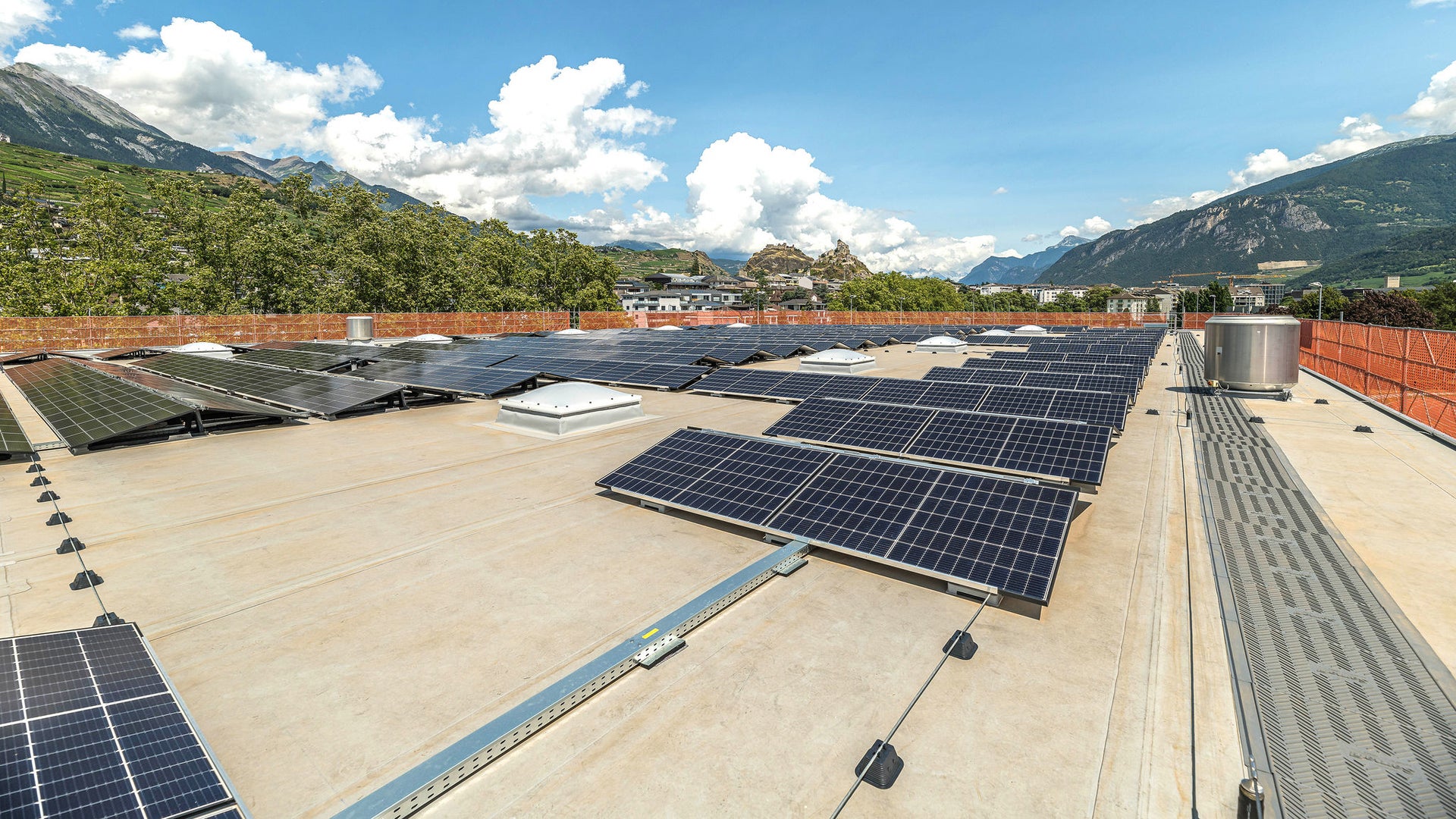 Flammloses Dach, Sion - Solarpanels