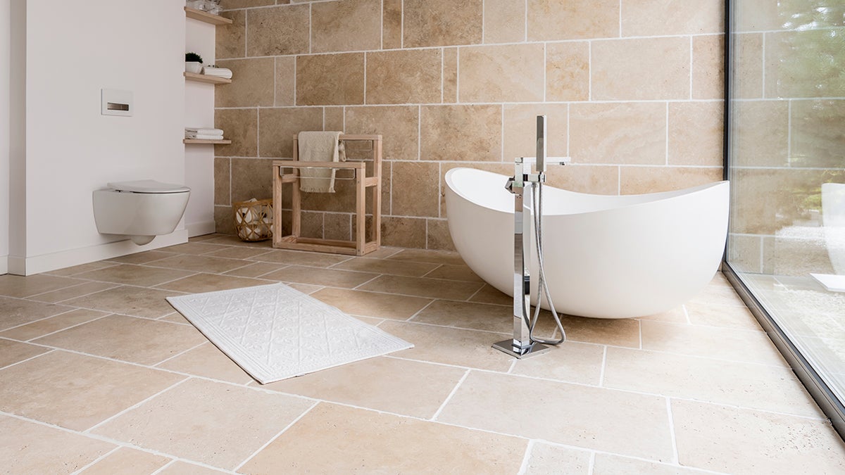 Badezimmer mit Fliesenboden