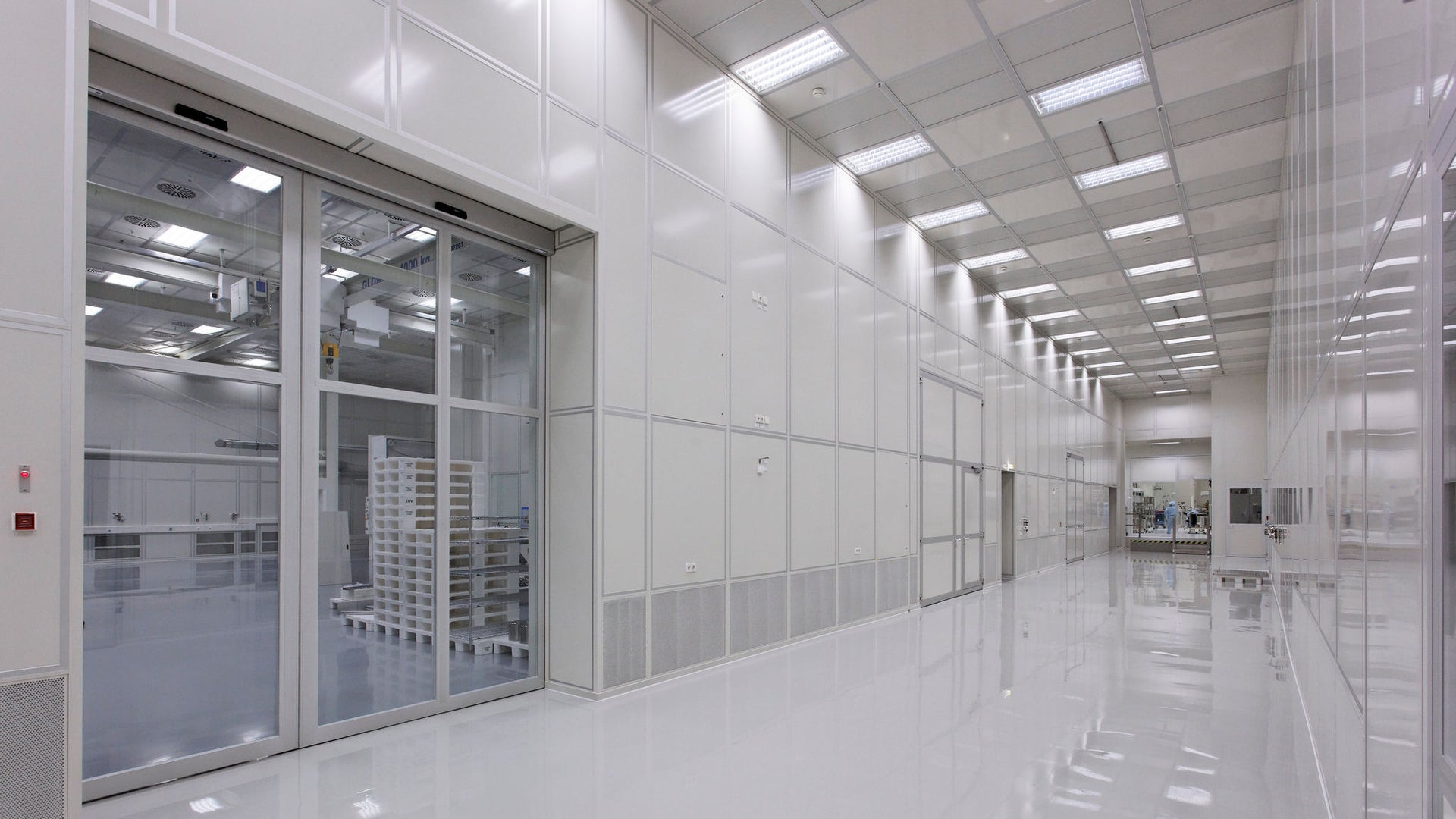 Seamless resin floor in a clean technical corridor