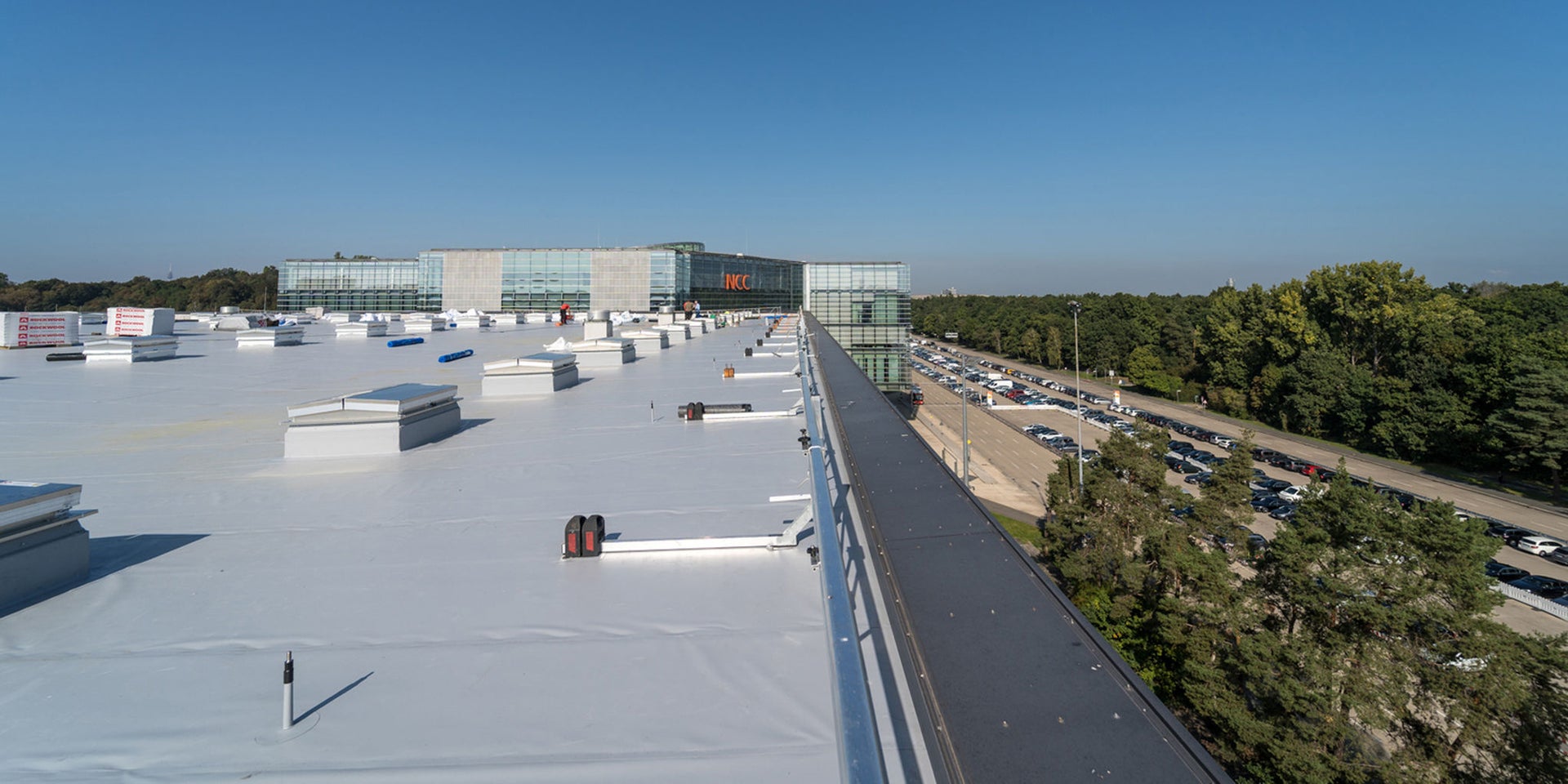Sarnafil AT Dachbahn als Basis für 21.000 PV-Module auf sieben Hallendächern 