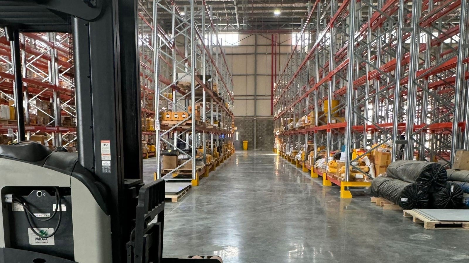 A photos of a warehousefloor made from polished concrte with a forklift driving over it