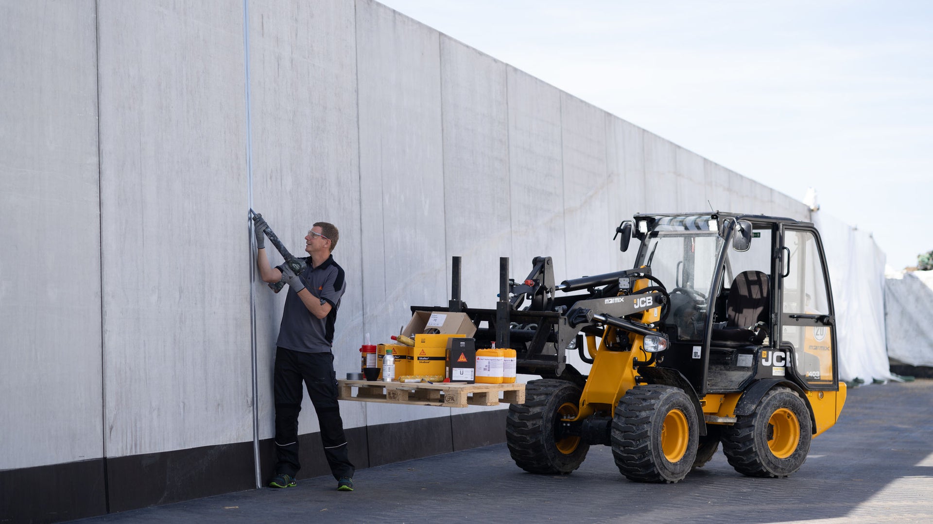 SIkaflex-403 Tank&Silo men applies civil engineering sealant
