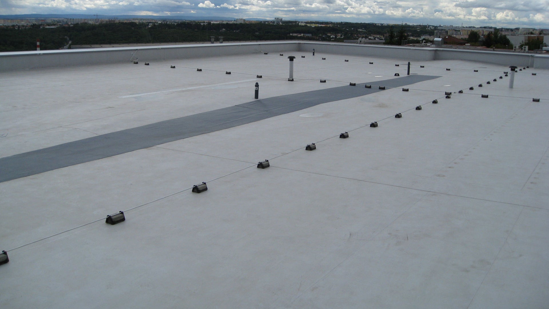 Mechanicaly applied roof at Kaufland Vypich in Prgaue