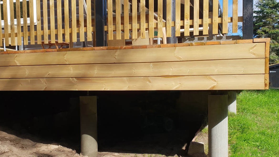 Billedet viser punktfundamenter under en terrasse