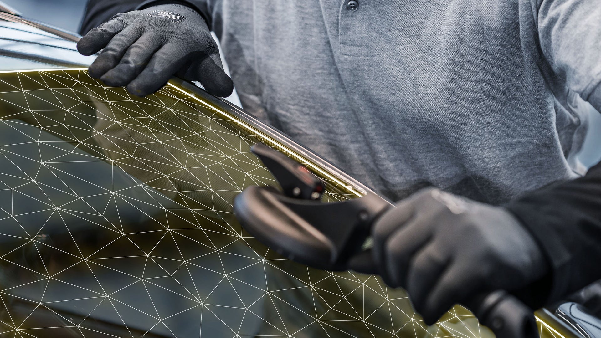 Autoglass replacement adhesive application highlighted with line drawings 