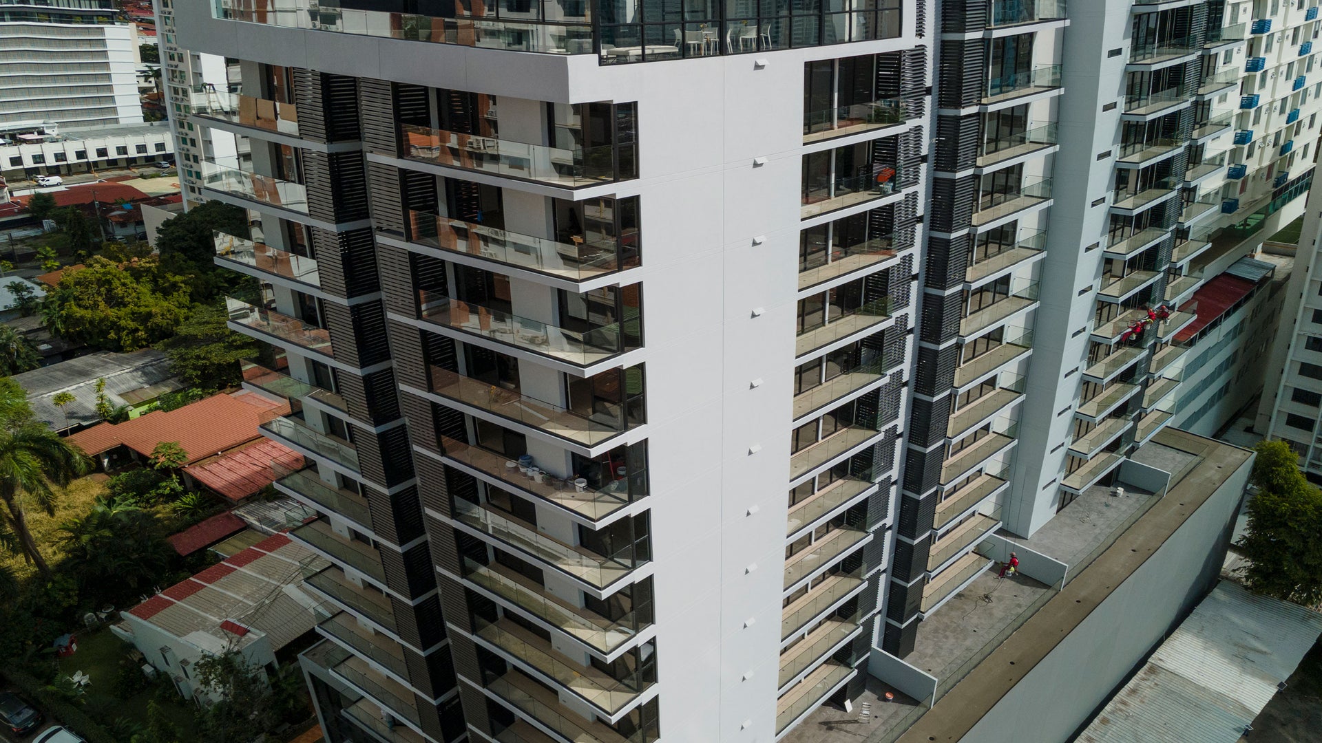 Living 73 apartment highrise in Panama City with Sika Parex white facade finish