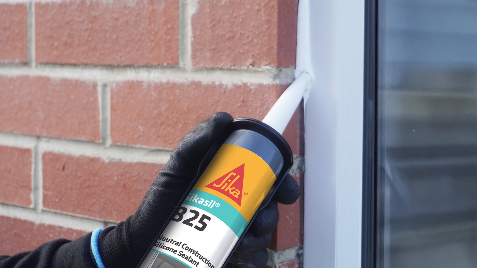 Person applying Sikasil 825