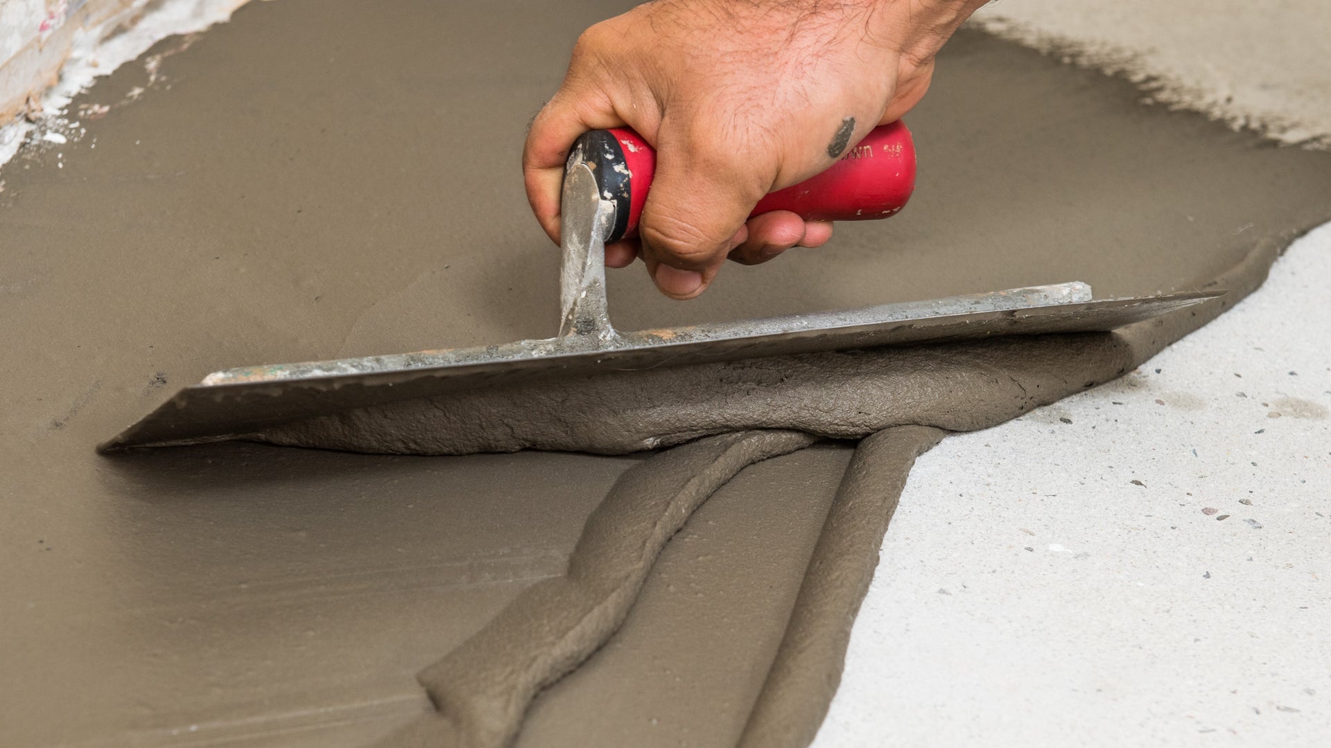 Installer patching floor