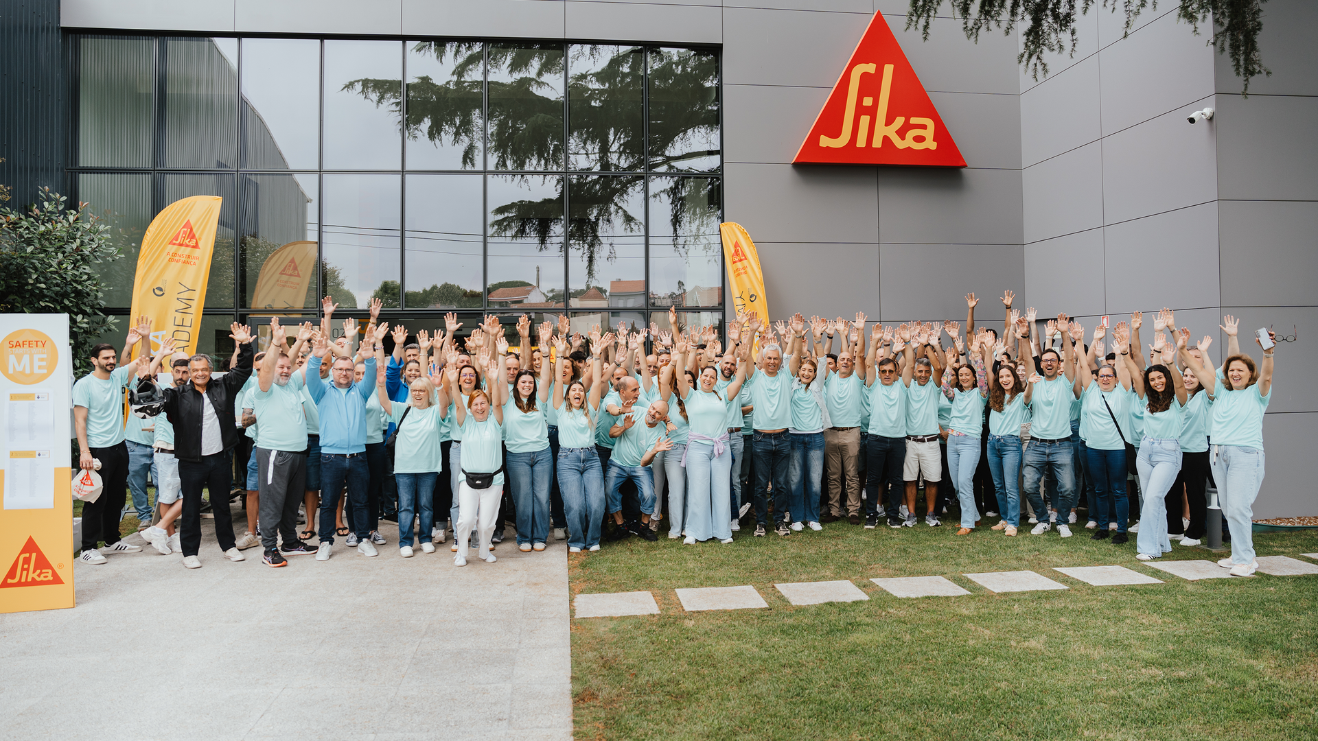 Large Sika employee group celebrating outdoors