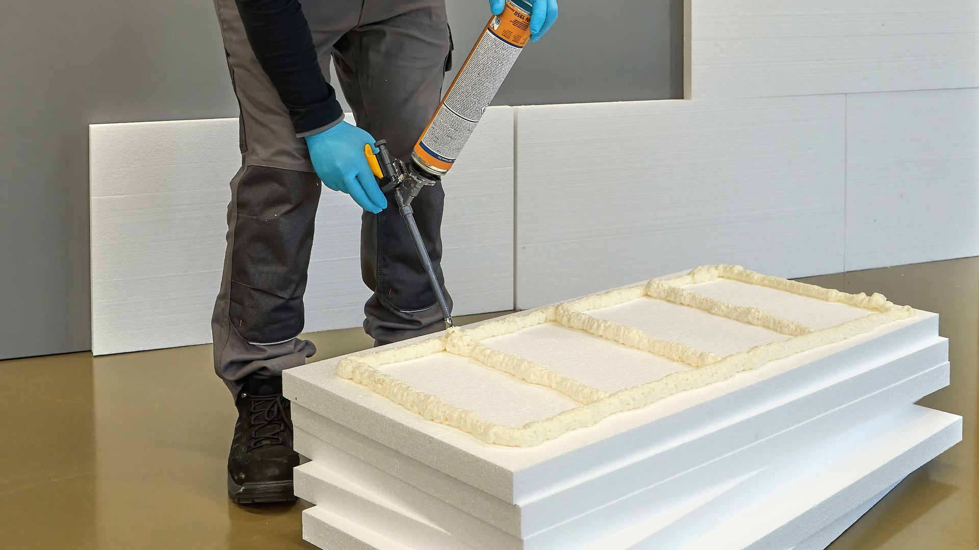 Incollaggio con Sika Boom Foam Fix