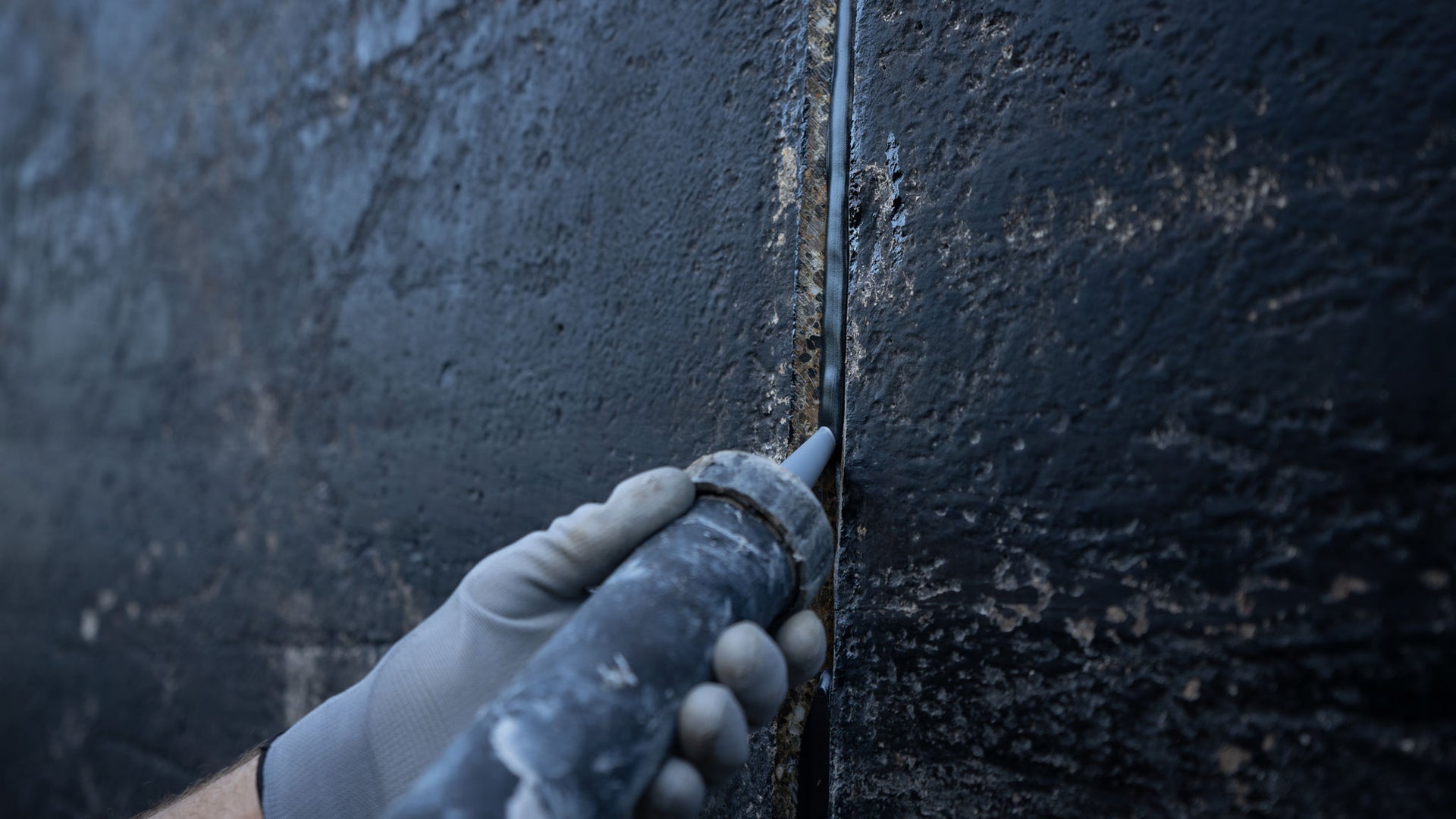 SIkaflex-403 Tank&Silo close-up application sealant