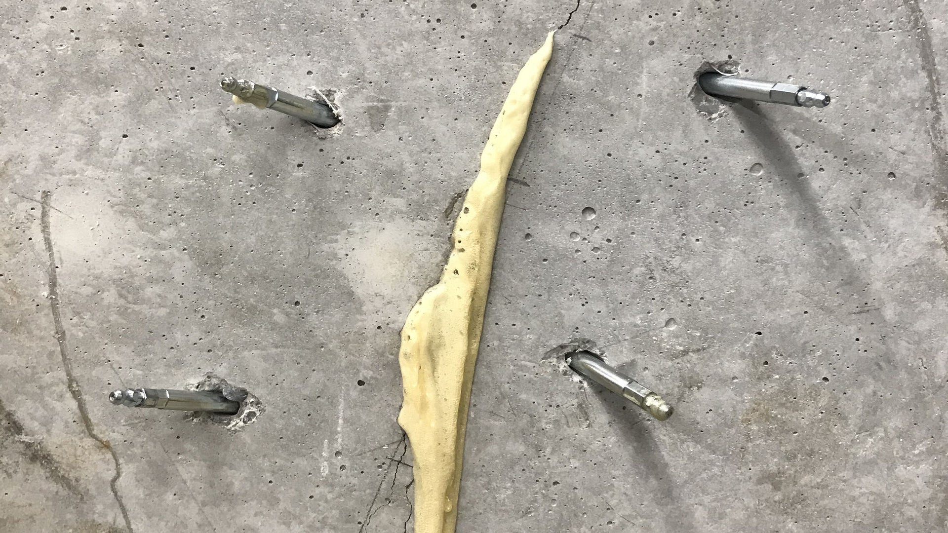 Injection in concrete