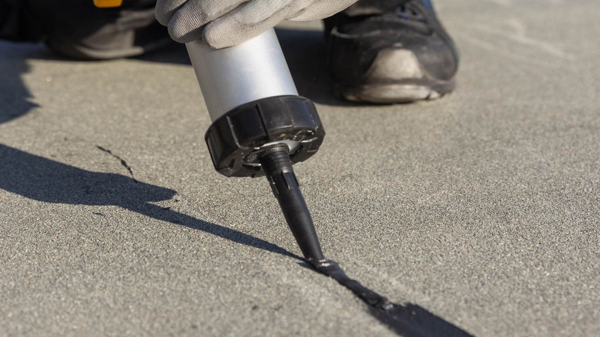 Filling in crack in concrete ground