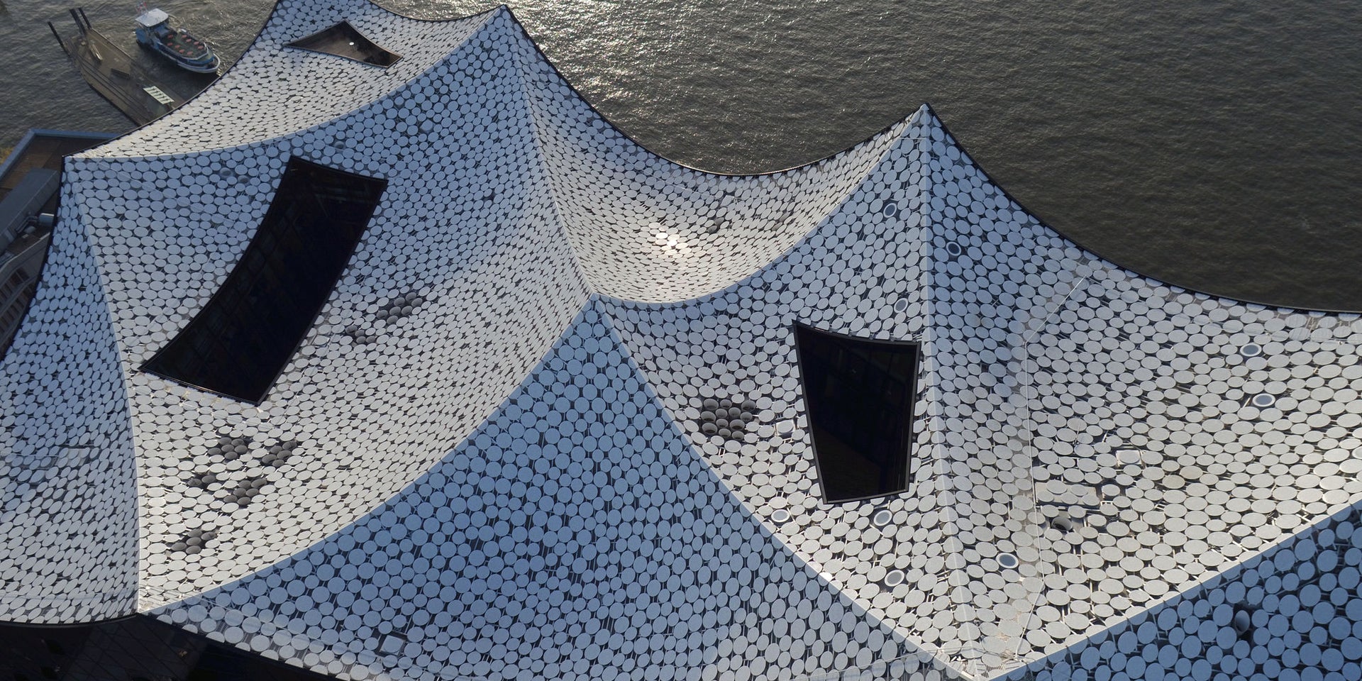 Das Dach der Elbphilharmonie in Hamburg  weist eine aufwändige Konstruktion auf und wurde mit Sarnafil Kunststoffabdichtungsbahnen abgedichtet.