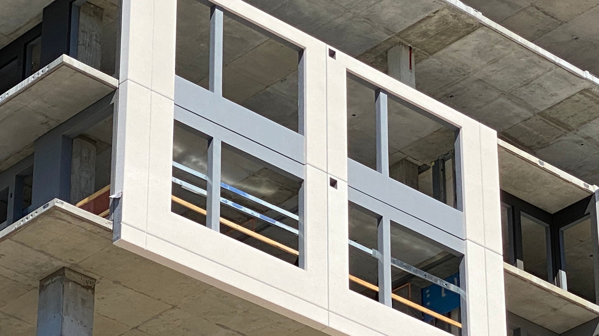 Lightweight construction insulated facade Belleview Station