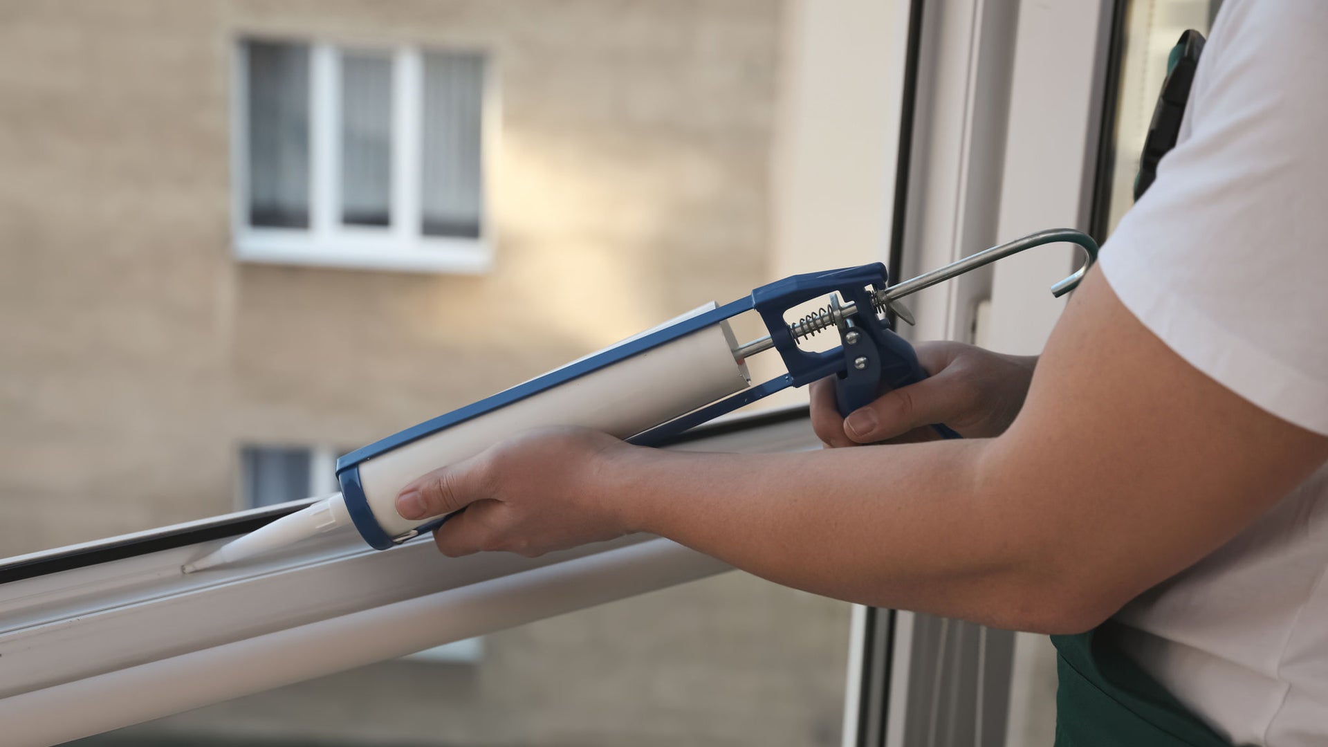 Application d'un joint acrylique en contour de fenêtre