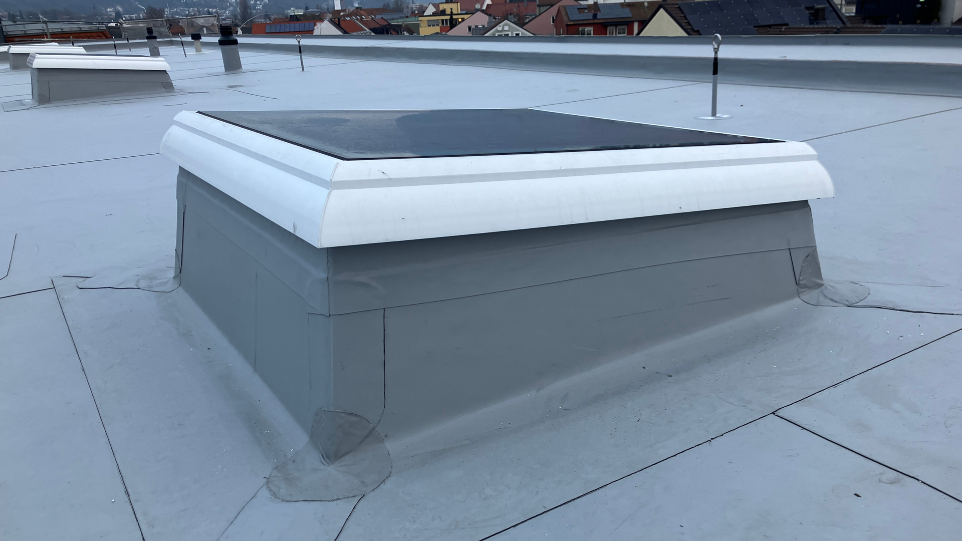 Flat roof skylight with waterproof membrane