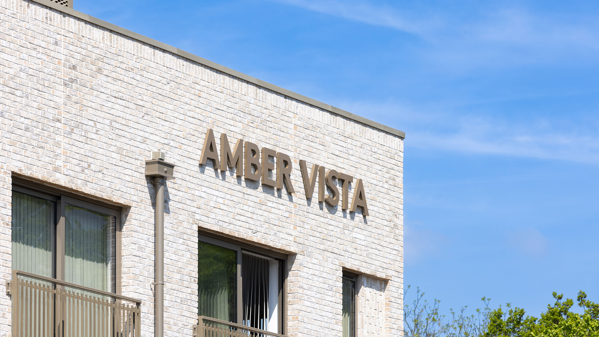 Amber Vista bricks and mortar close-up